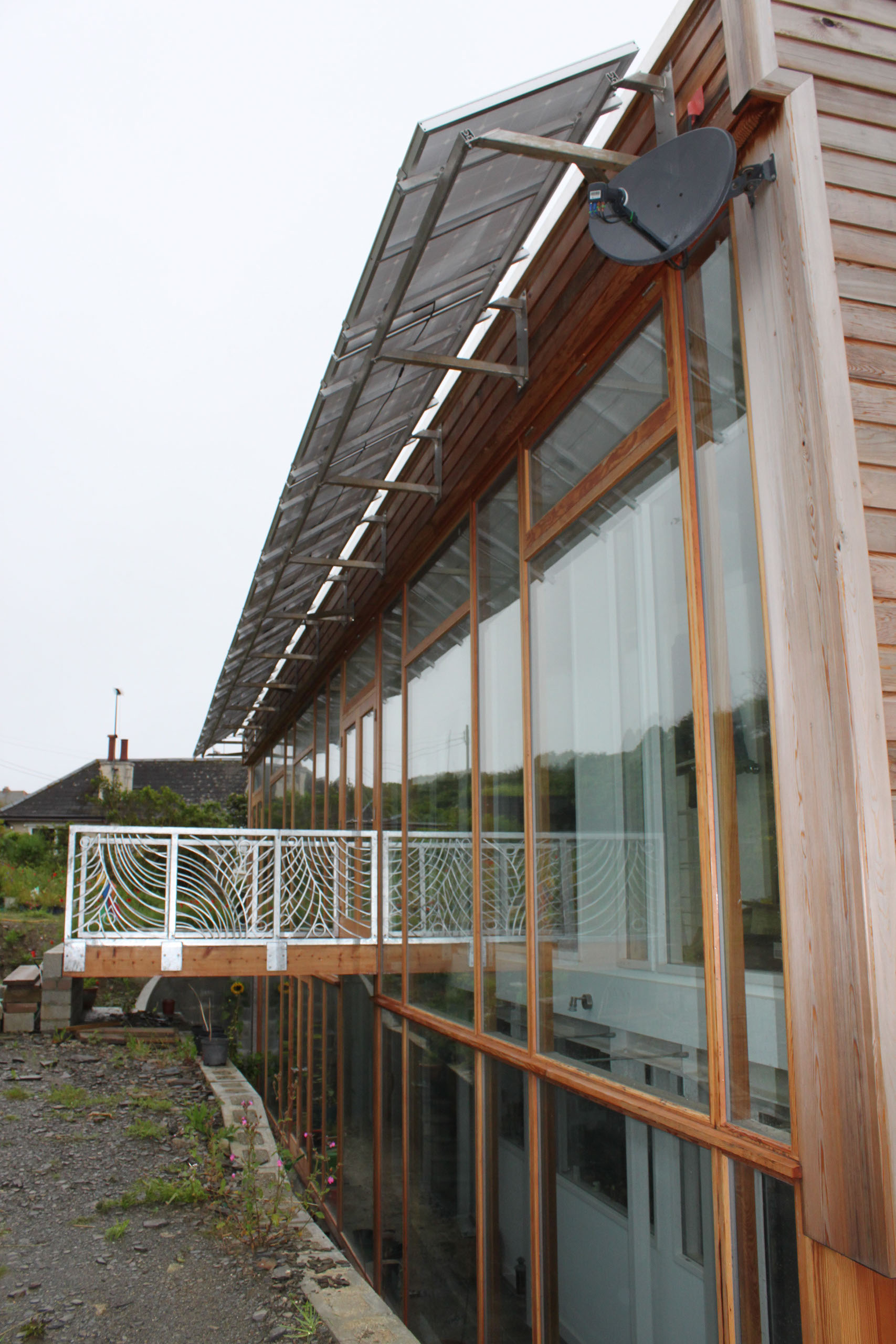 Porthcothan, Cornwall, Responsive Home side view of the entrance bridge.